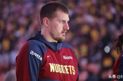 放松一下，约基奇在掘金首战战胜雷霆后，前往俄克拉荷马城的酒吧