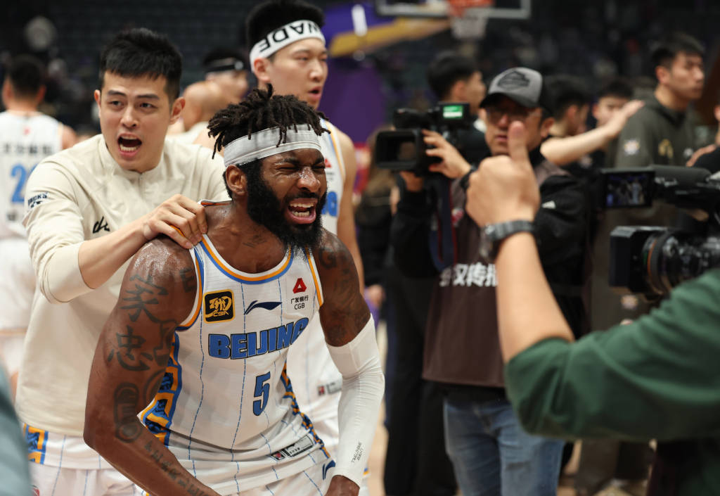 体坛联播｜利兹联、伯恩利重返英超，北京淘汰北控队晋级四强