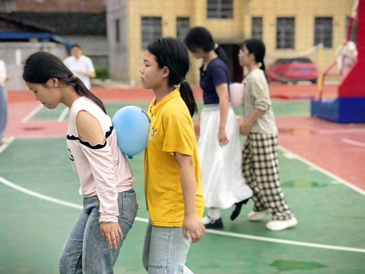 隆回县鸭田镇苗田中学课后服务体育兴趣班开展体育游戏活动