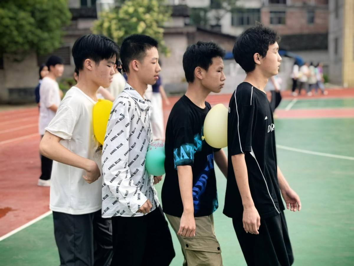 隆回县鸭田镇苗田中学课后服务体育兴趣班开展体育游戏活动