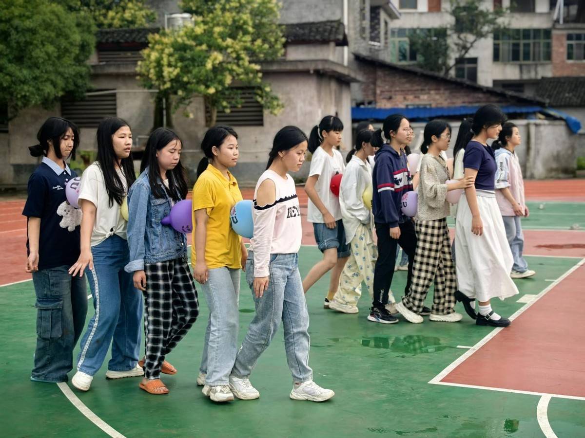 隆回县鸭田镇苗田中学课后服务体育兴趣班开展体育游戏活动