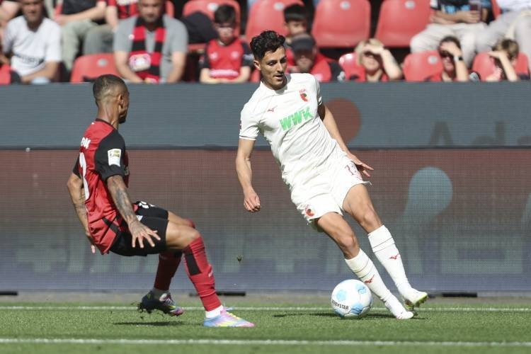 记者：本菲卡密切关注奥格斯堡后卫吉安努利斯，本赛季30场1球4助