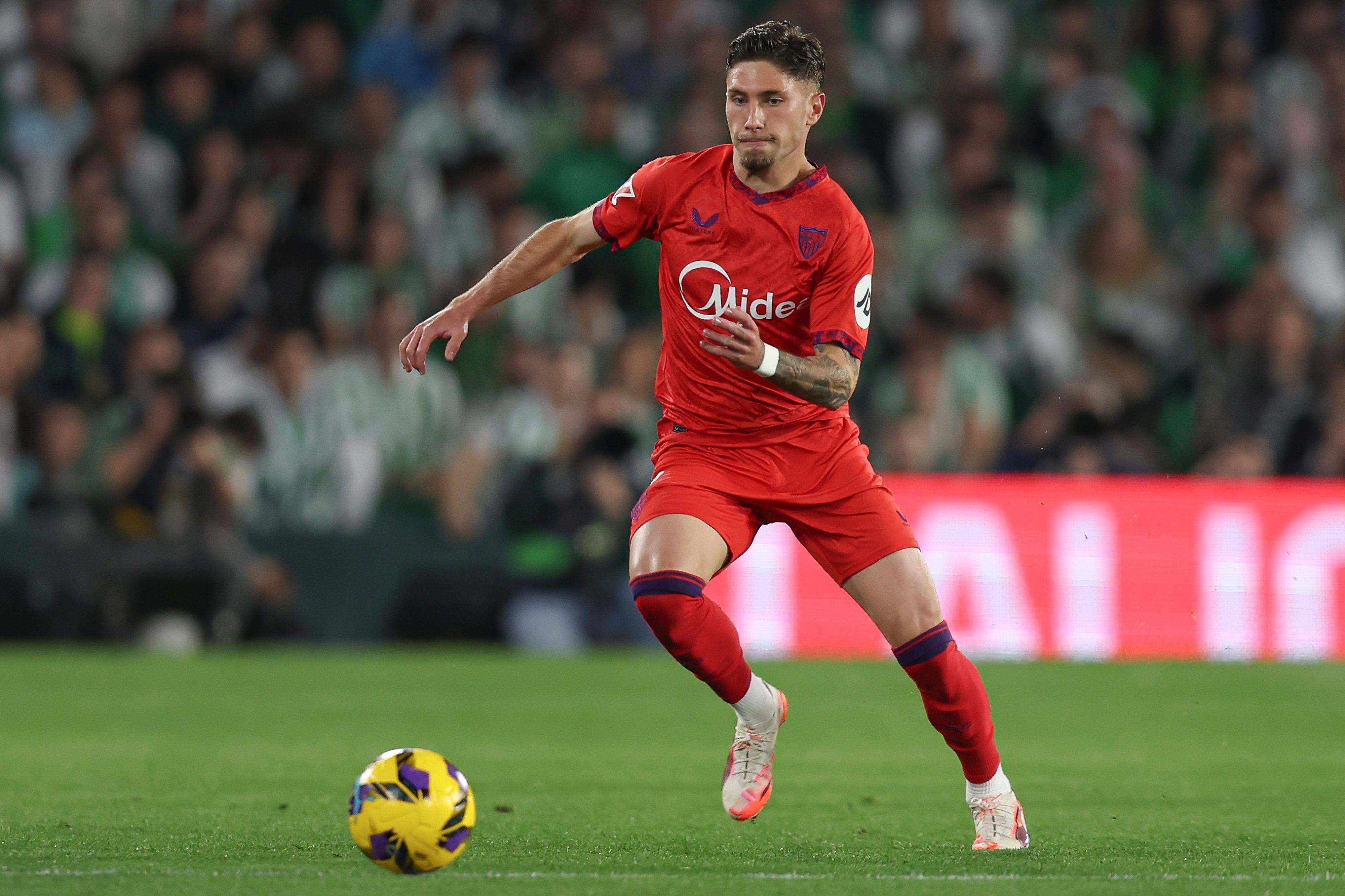 罗马诺:诺丁汉森林有意塞维利亚右后卫卡尔莫纳,正深入谈判