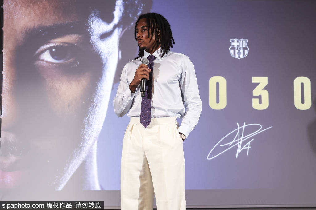 巴萨新星德罗：费尔明转会切尔西后，谁将接过中场指挥棒？